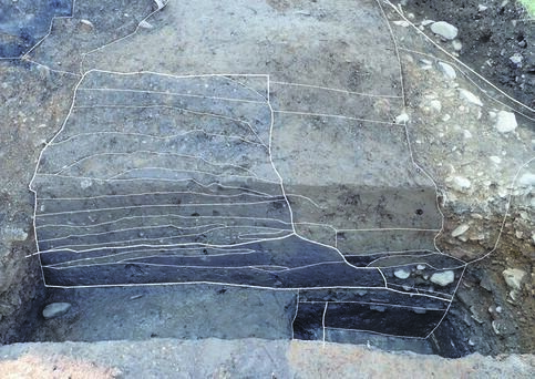 花巻城時代の土塁に先行する築地塀の断面写真