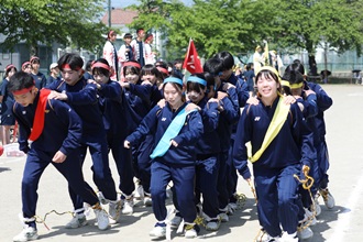 3学年種目「ムカデ競走」