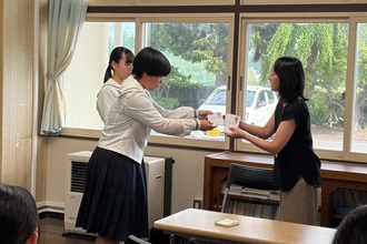 義援金贈呈の様子