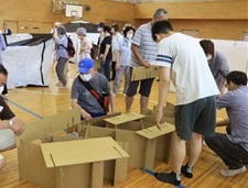過去の市防災訓練の様子（段ボールベッド組み立て）