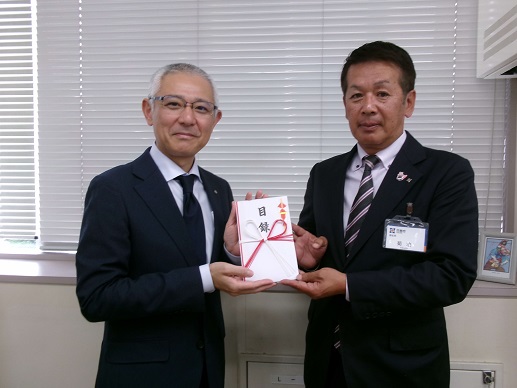 贈呈の様子1(花巻温泉株式会社)