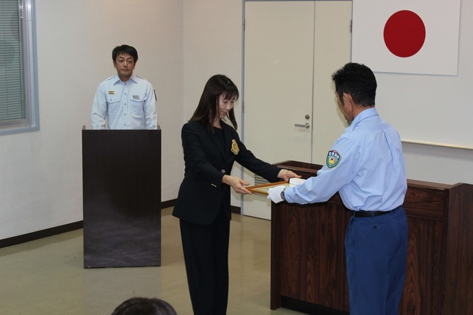 佐藤真理さん表彰状授与の様子