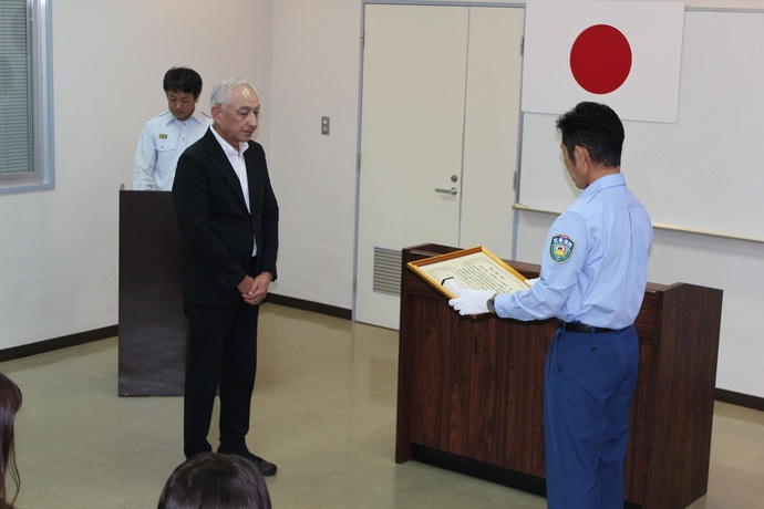 株式会社盛岡南ゴルフ倶楽部支配人畠山正法さん表彰状授与の様子
